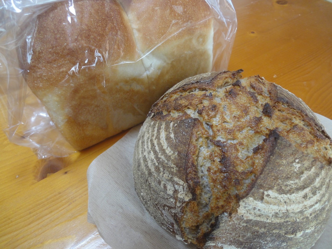 いろはパン山食パンとライ麦パン